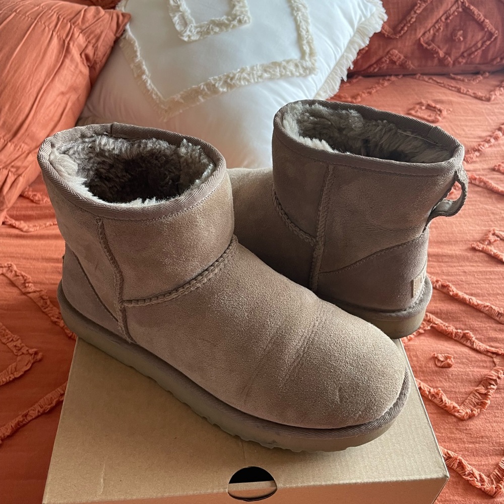 ❌SOLD❌ Women’s UGG Classic Mini II Boots in Caribou Size 8
